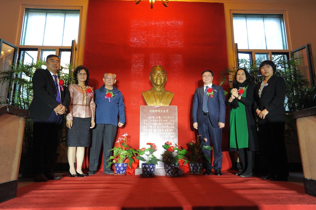 刘树铮基金委员会成立暨铜像揭幕仪式在国产无码
举行
